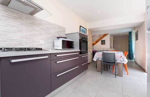 Crach Cottage | Cottage 'La Clé Du Bonheur' with Private Terrace, Shared Garden and Wi-Fi