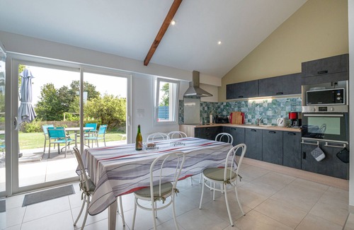 Crach Cottage | Cottage 'Le Chant Des Oiseaux' with Private Terrace, Shared Garden and Wi-Fi
