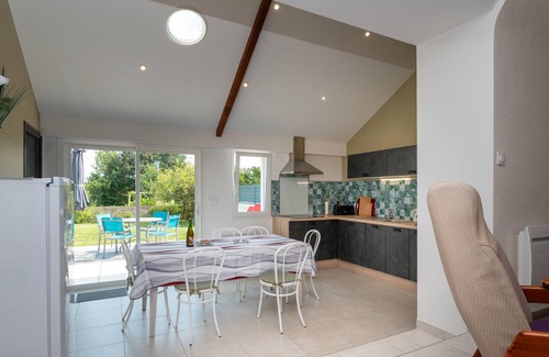 Crach Cottage | Cottage 'Le Chant Des Oiseaux' with Private Terrace, Shared Garden and Wi-Fi