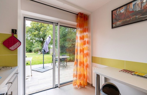 Crach Cottage | Cottage 'Le Cocon' with Private Terrace, Shared Garden and Wi-Fi