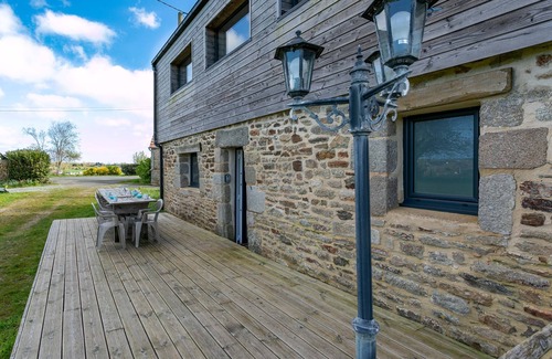 Saint-Michel-en-Greve House | Cottage 'Maison Familiale 12 Pers Proche Mer' with Shared Terrace and Wi-Fi