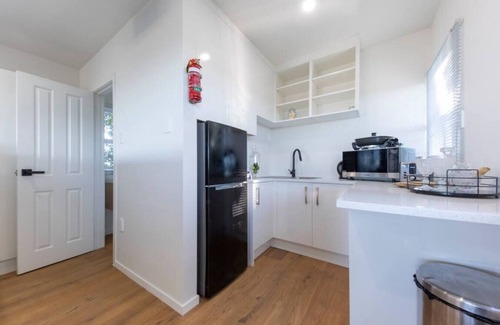 Remuera Cottage | Cottage Market Rd · Romantic Hillside Oasis - Spa Pool & Views