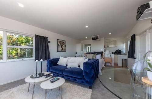 Remuera Cottage | Cottage Market Rd · Romantic Hillside Oasis - Spa Pool & Views
