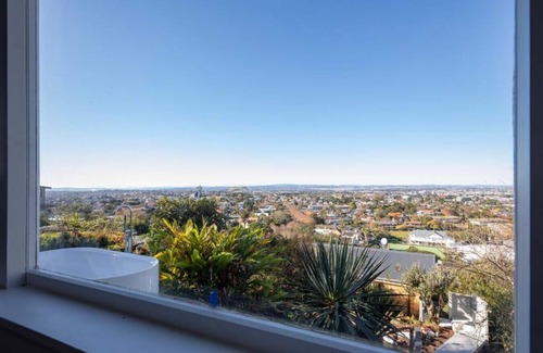 Remuera Cottage | Cottage Market Rd · Romantic Hillside Oasis - Spa Pool & Views