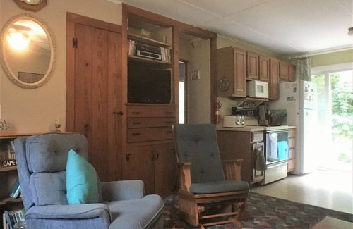 Brewster Cottage | Cottage near bay beach- 1 Bd/1Ba