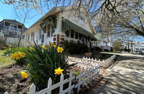 North End House | Cottage near beach and boards!