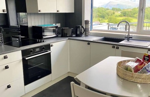 Penisarwaun House | Cottage Near Snowdon With hot Tub, ice Barrel & EV Charger