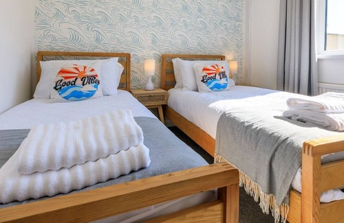Saundersfoot Cottage | Cottage near the sea, with parking, Good Wi-fi (sleeps up to 6)