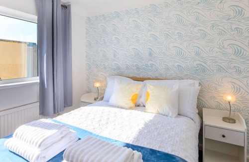Saundersfoot Cottage | Cottage near the sea, with parking, Good Wi-fi (sleeps up to 6)