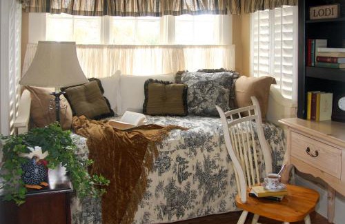Lodi House | Cottage on Armstrong