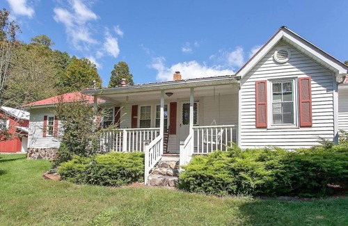 Damascus House | Cottage on Creeper Trail with Wide Open Acreage
