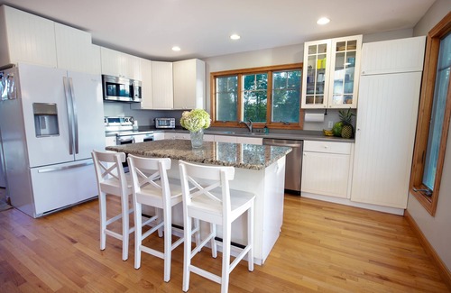 Lake House | Cottage on Crystal Clear All Sports Lake, Sauna, Jacuzzi, Boat, Great Fishing!