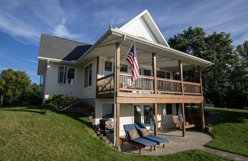 Lake House | Cottage on Crystal Clear All Sports Lake, Sauna, Jacuzzi, Boat, Great Fishing!