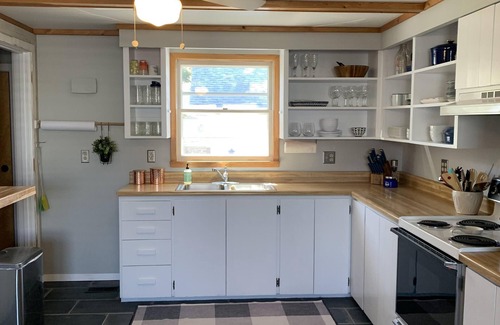 Eagle River Cottage | Cottage on Pine-A Scenic Fall Getaway in Eagle River