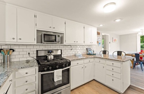 South Haven Cottage | Cottage on the Corner - 2 blks to South Beach