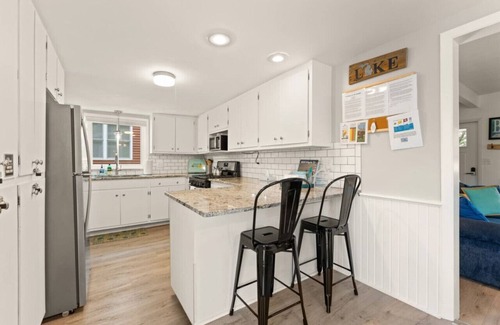 South Haven Cottage | Cottage on the Corner - 2 blks to South Beach