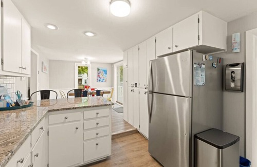 South Haven Cottage | Cottage on the Corner - 2 blks to South Beach