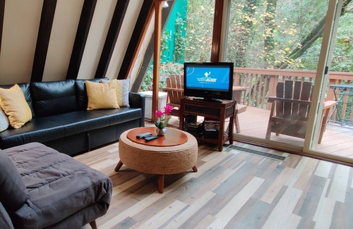 Felton Cottage | Cottage on the Creek/Nestled Under the Redwoods