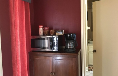 Northside House | Cottage On the Creek with No Extra Cleaning Fees!