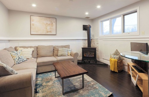 York - Haig Cottage | Cottage on the Water | Hot Tub | 15 min to Beach, Wineries, Niagara Falls |