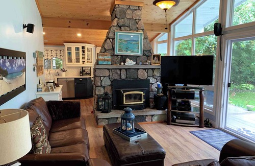 Kincardine House | Cottage Rental close to lake Huron beach!