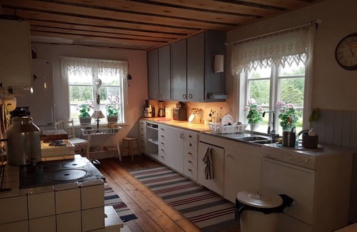 Skinnskatteberg Municipality Ski Chalet | Cottage right by the lake in Bergslagen with sauna and boat