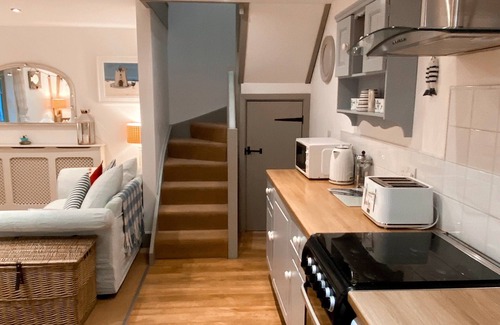 Cadgwith House | Cottage set in 2 acres, next to coast path, short walk to beach, pub & cafe! 😎