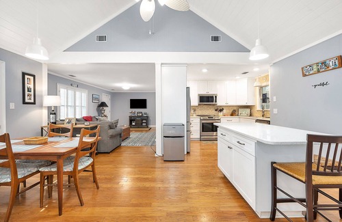 Saint Simons Island House | Cottage | Sleeps 8 | Pet Friendly | Walk to Pier Village + Park