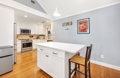 Saint Simons Island House | Cottage | Sleeps 8 | Pet Friendly | Walk to Pier Village + Park
