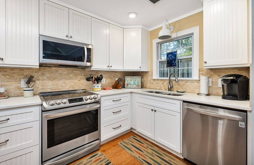 Saint Simons Island House | Cottage | Sleeps 8 | Pet Friendly | Walk to Pier Village + Park