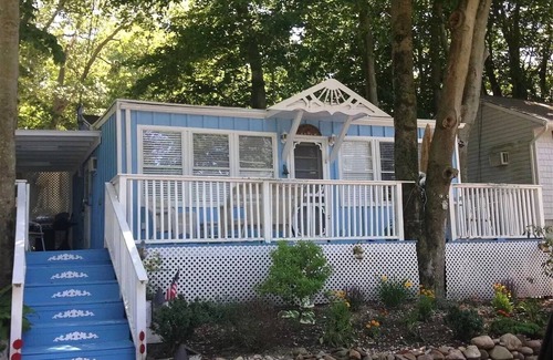 Baiting Hollow Cottage | Cottage: Sleeps 6-7: Walk To Private Beach: In Wine Country