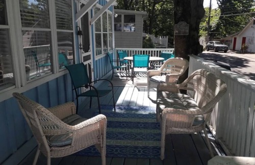 Baiting Hollow Cottage | Cottage: Sleeps 6-7: Walk To Private Beach: In Wine Country