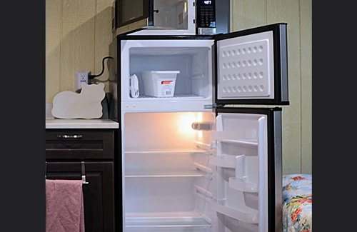 Hernando Cottage | Cottage slps 4 with 2 beds, ice mach, washer/Dryer,kitchenette,hot tub, pets.