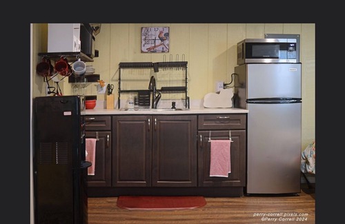 Hernando Cottage | Cottage slps 4 with 2 beds, ice mach, washer/Dryer,kitchenette,hot tub, pets.
