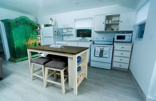 Spanish Wells House | Cottage steps from Private Beach! Lovely Ocean Views