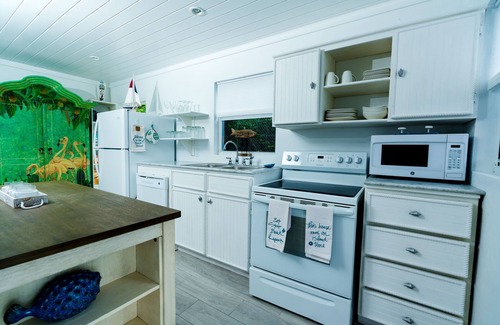 Spanish Wells House | Cottage steps from Private Beach! Lovely Ocean Views