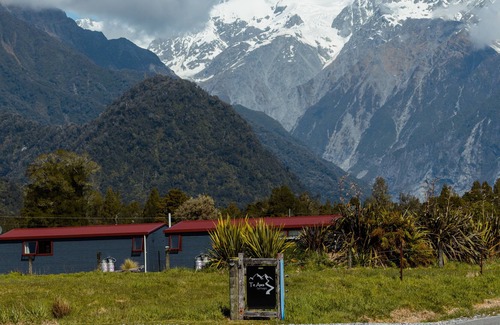Franz Josef Glacier Cottage | Cottage Tahi offers spectacular mountain views from the patio