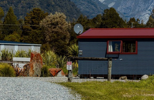 Franz Josef Glacier Cottage | Cottage Tahi offers spectacular mountain views from the patio