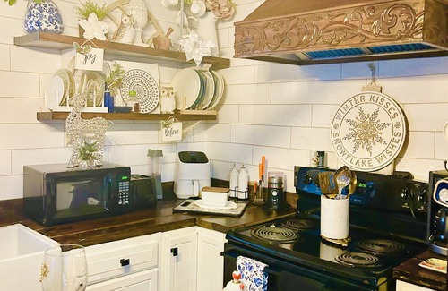 Hopkins House | Cottage Tree House B&B