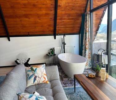 Stepantsminda Apartment | Cottage Veranda