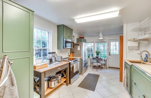 Leesburg's Old and Historic District Cottage | Cottage w/Furnished Patio & Garden: Dtwn Leesburg
