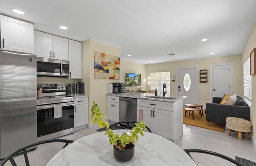 Riverside Park House | Cottage w Peacocks Managed by BNR Vacation Rentals