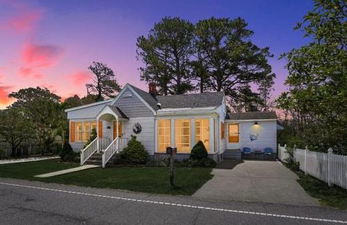 Chincoteague House | Cottage w Private Creek, Sunroom, Fire Pit, & WiFi