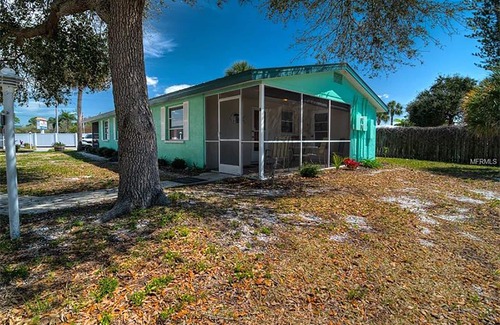 Englewood Cottage | Cottage with docks on Lemon Bay