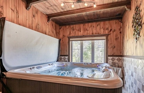 Saint-Sauveur House | Cottage with indoor spa