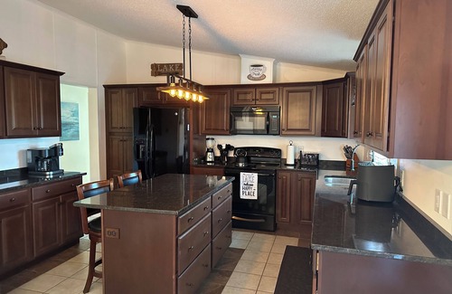 Lynn Garden Cottage | Cottage with Lake Views Hot Tub and Dock