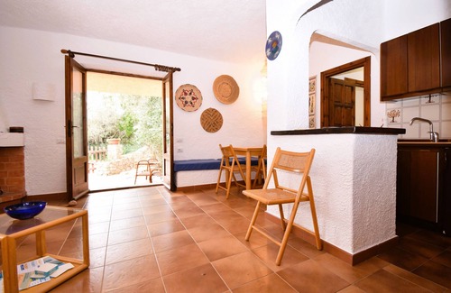 Rena Majore House | Cottage with large outdoor space and A/C