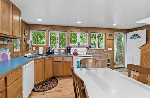 West Olive House | Cottage with Private Lake Access! Short distance to town