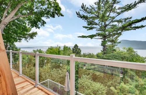 Baie-St-Paul House | Cottage with water view and hot tub - Le pin blanc