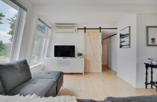 Baie-St-Paul House | Cottage with water view and hot tub - Le pin blanc